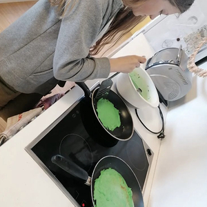 Beim Palatschinken backen