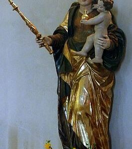 Statuen und Taufbecken