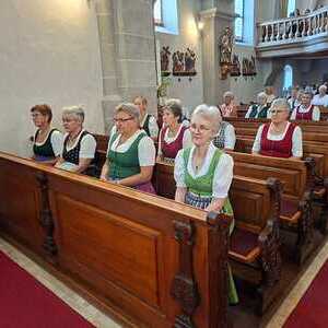 Auch in diesem Jahr banden die Goldhaubenfrauen unzählige, wohlduftende Kräuterbüscherl.