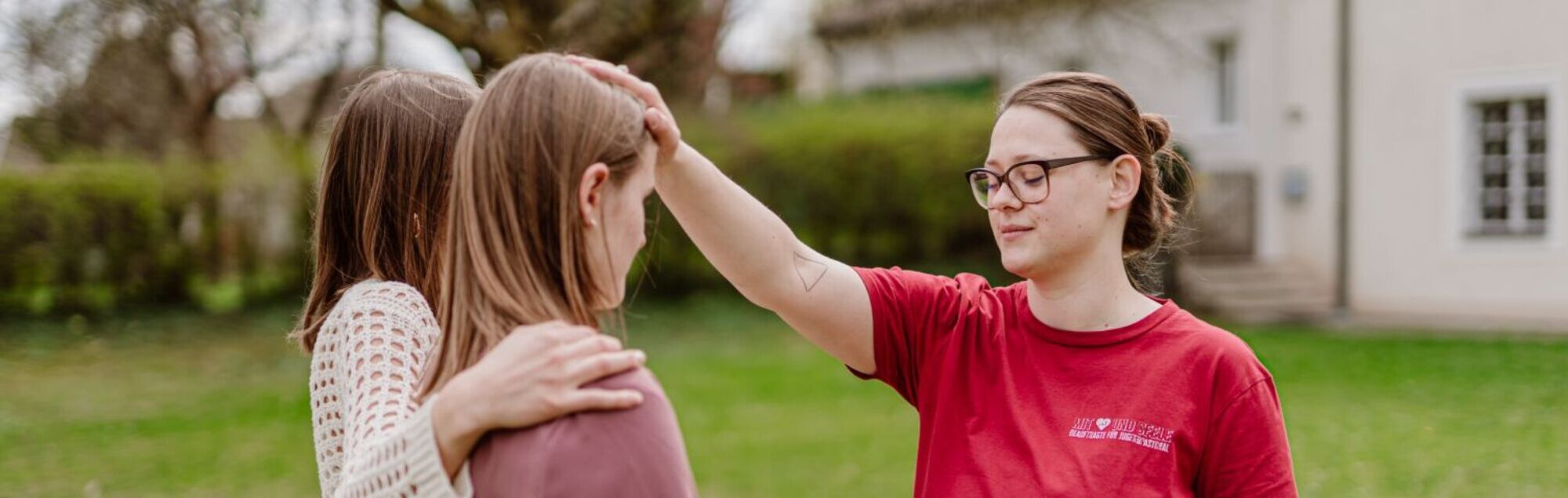 Agnes Sch?tzenhofer, p?dagogische Mitarbeiterin in der Pfarre Tassilo-Kremsm?nster, segnet eine Jugendliche auf dem Weg zur Firmung und ihre angehende Firmpatin.