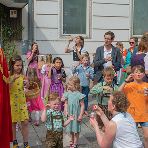 Erste Station beim Altar der Familie Schulz - Kinder blasen Seifenblasen