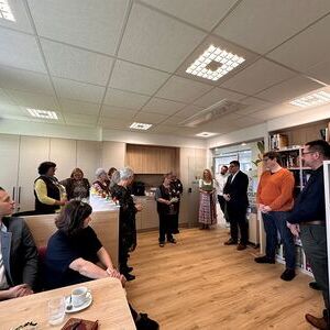 Bibliotheksleiterin Angela Penninger dankt den Sponsoren