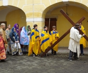2. Station, Jesus nimmt das Kreuz auf sich
