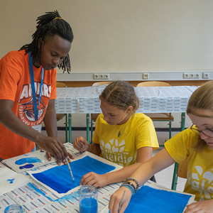 Malworkshop mit kenianischem Künstlern in der Erlebniswelt Unter dem Sternenhimmel