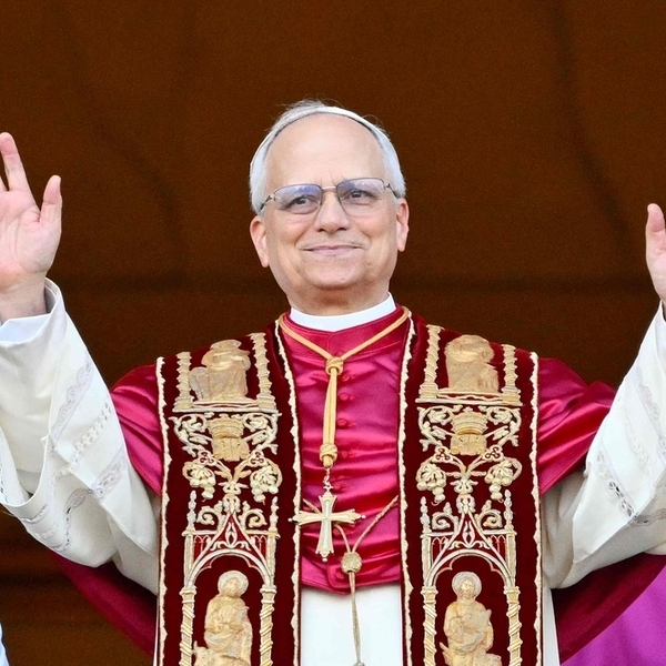 Download von www.picturedesk.com am 09.05.2025 (09:28). Newly elected Pope Leo XIV, Robert Prevost arrives on the main central loggia balcony of the St Peter's Basilica for the first time, after the cardinals ended the conclave, in The Vatican, on M