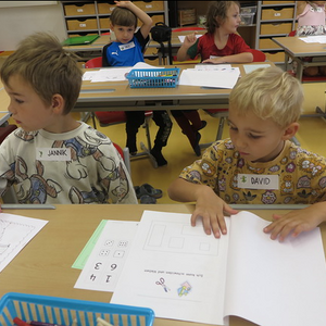Die Schulanfänger besuchen die Schule