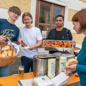 Frühschoppen im Pfarrgarten