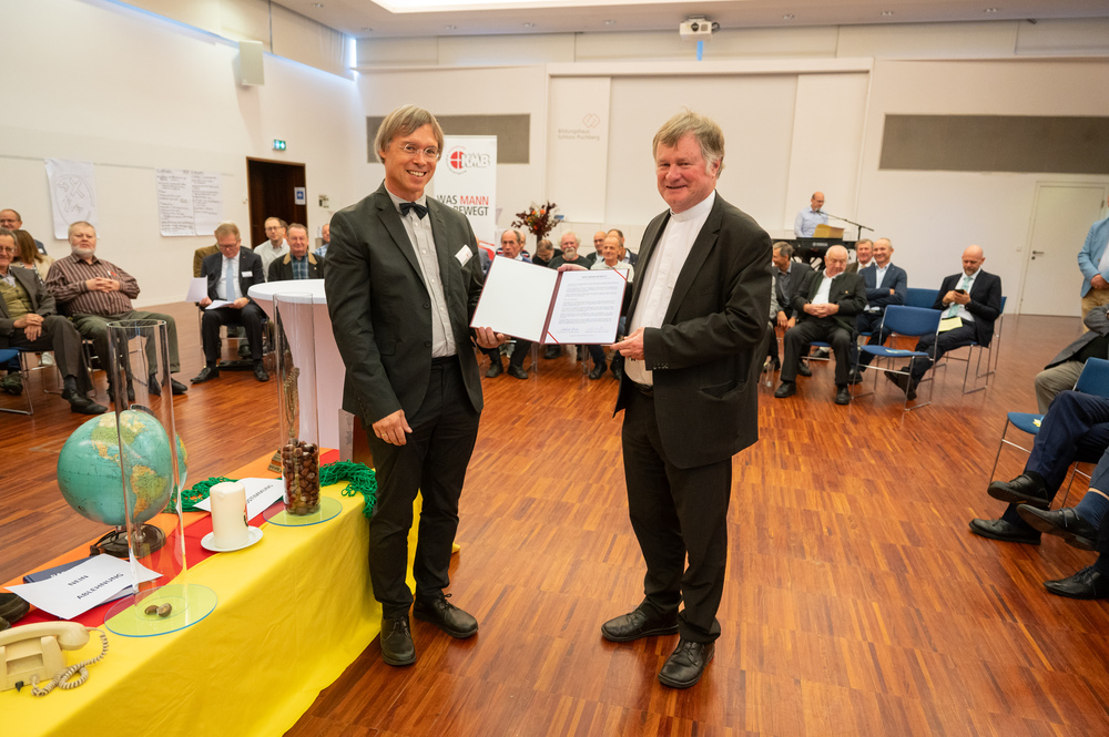 Bischof Manfred und Berhard Steiner mit dem KMB Leibild