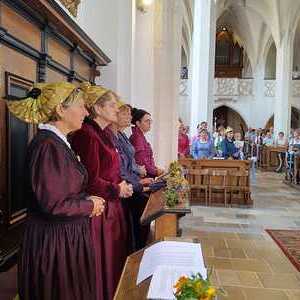 Die Goldhaubenfrauen verliehen dem Gottesdienst eine besondere Festlichkeit.