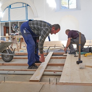 Podeste für Kirchenbänke fertig