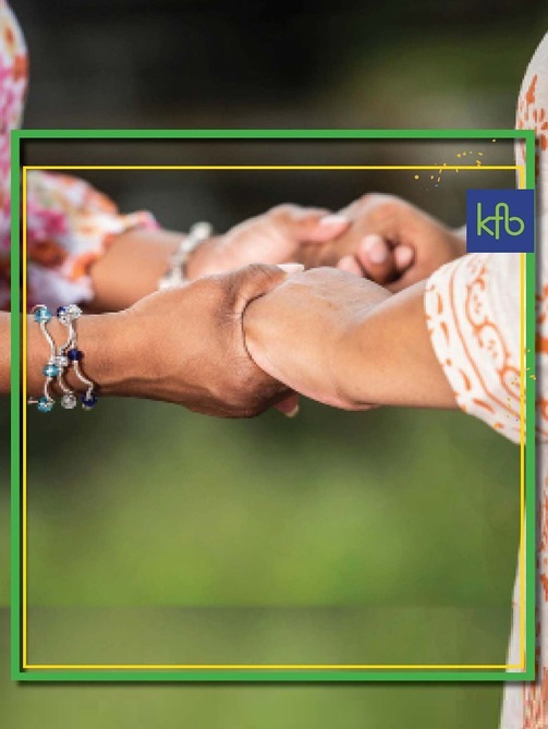 zwei frauen halten einander an den händen