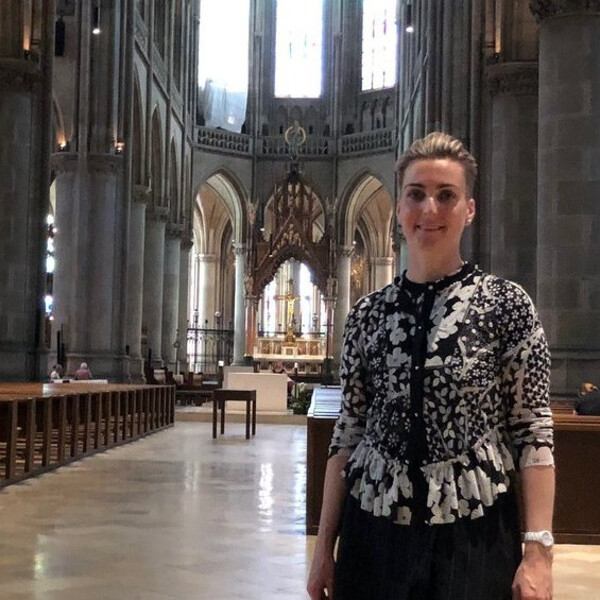 Julia Dobretsberger hat in die fünfte Generation des Bestattungsunternehmens Dobretsberger eingeheiratet. Die erste eingeheiratete Dobretsberger war Crescentia, die in einem Domfester dargestellt ist. 