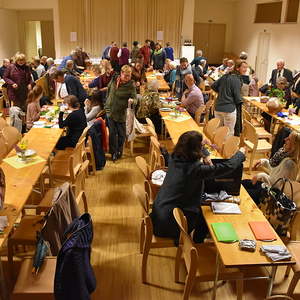 gesegnete Speisen werden verzehrt