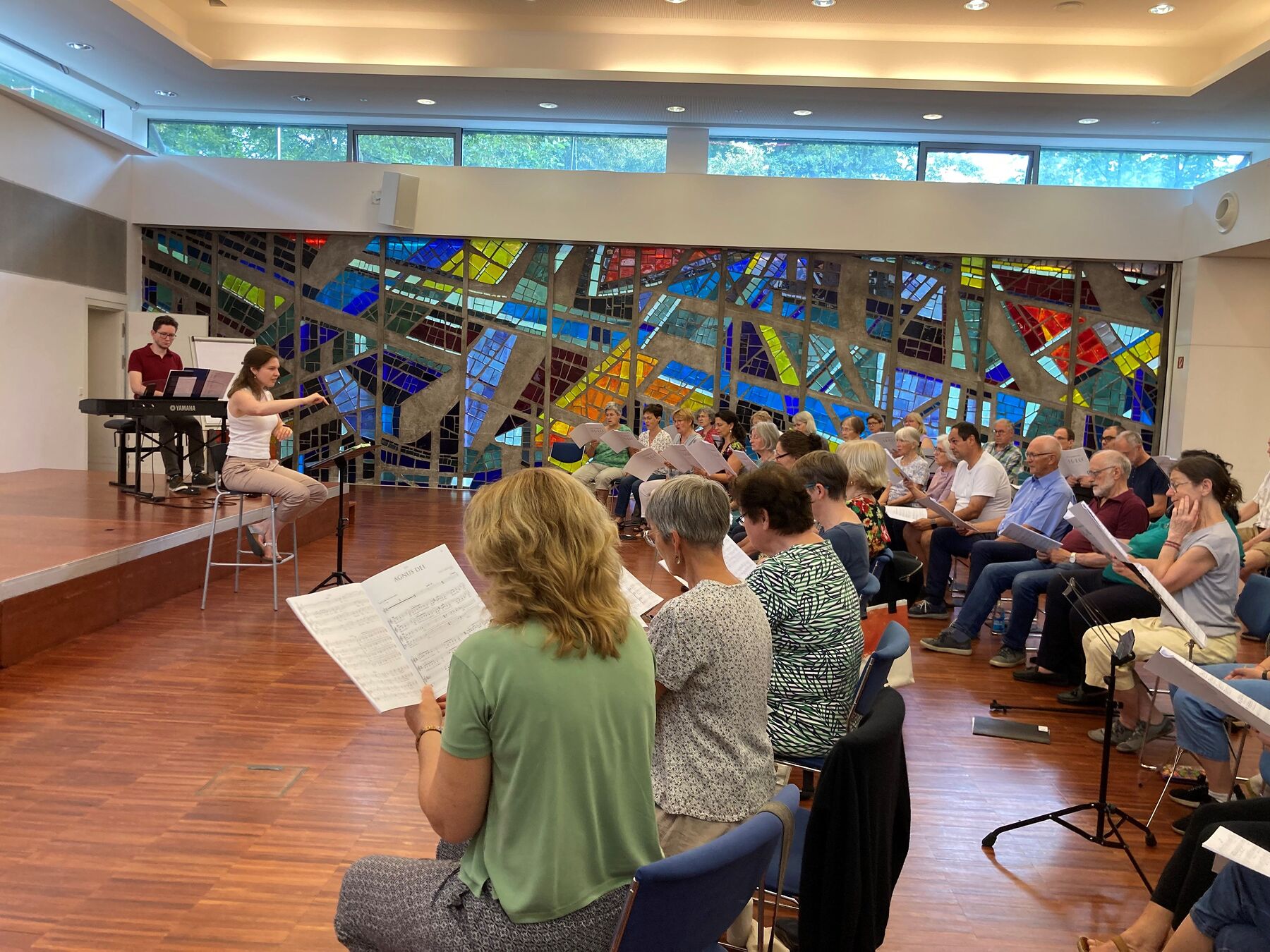 50 Sangesfreudige im Bildungshaus Schloss Puchberg in Wels bei der 47. Chorsingwoche für Kirchenmusik. Leitung: Mona Hartmann, Kirchenmusikbeauftragte der Diözese Linz.