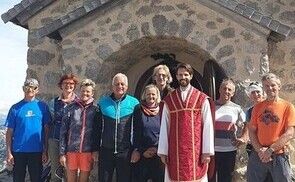 Dachsteinkapelle mit Feiergemeinde