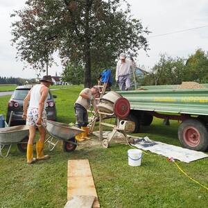 Wenn erforderlich, holt sich Hans selbst den Beton.