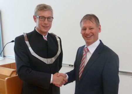 Der bisherige Rektor Univ.-Prof. Dr. Ewald Volgger OT (l.) mit seinem Nachfolger Univ.-Prof. Dr. Franz Gruber. / Foto: KTU Linz