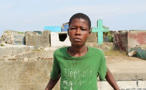 Kind auf dem Zentralfriedhof von Monrovia