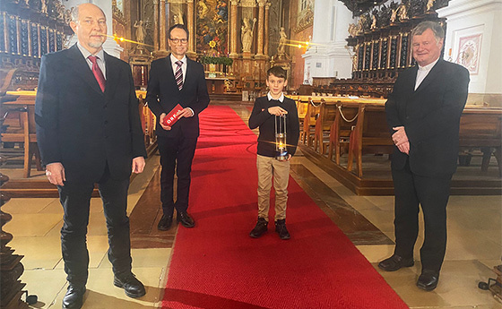 (v.l.) Superintendent Dr. Gerold Lehner, Moderator Günther Madlberger, Friedenslichtkind Tobias Nußbaumer, Bischof Dr. Manfred Scheuer