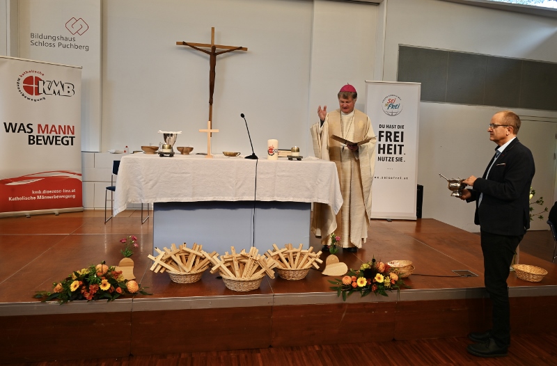 Segnung der Holzkreuze von Bischof Manfred