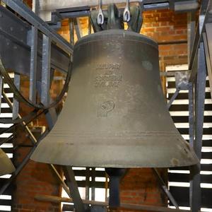 Die Josefsglocke (1740kg, cis´) ist neben der Marien- (1047kg, e´), Adalbero- (725kg, fis´) und Johannesglocke (477kg, a´) die größte Glocke in unserem Kirchturm.