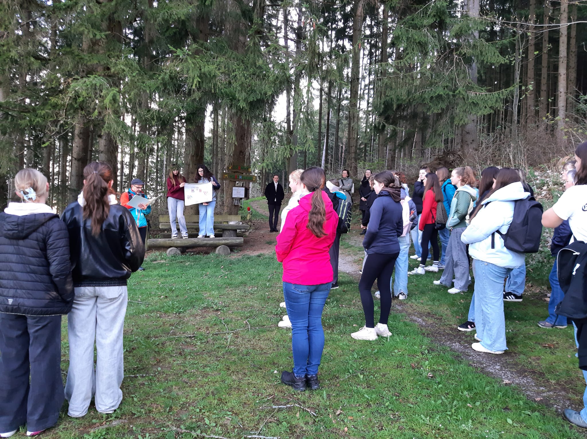 Firmlinge vom Seelsorgeraum im Kreis stehend beim Emmauswanderung