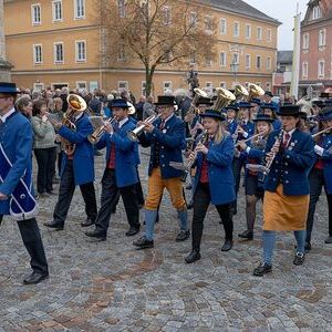 Bereits vor dem Gottesdienst sorgten die Musikkapellen Engelhartszell und Peuerbach mit einem Platzkonzert vor der Kirche für festliche Stimmung.