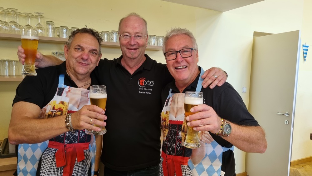 Drei Männer mit Bier in der Aussschank im Pfarrheim von Münichhloz