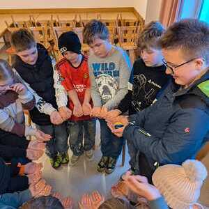 Teambuilding/Formen einer Handrutsche