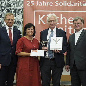 Uwe Sailer mit Landeshauptmann Thomas Stelzer, Sozial-Landesrätin Birgit Gerstorfer und Bischof Manfred Scheuer