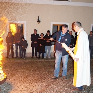 Die Osterkerze wird am Osterfeuer entzündet                        