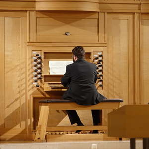 Florian Zethofer an der Kögler-Orgel in der Autobahnkirche Haid