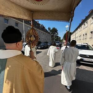 Prozession durch die Glinpfingerstraße