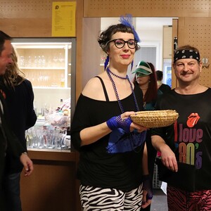 Föhnfarisur trifft Schulterpolster - Das Motto dieses Festes