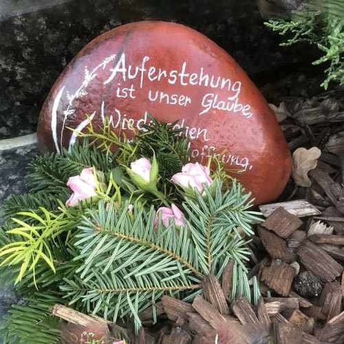 Grabdetail am Friedhof Laussa