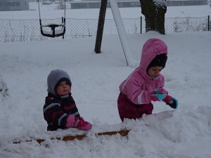 Wir genießen den Schnee im Garten!