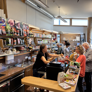 Schnäppchenkauf im Dritte Welt Laden