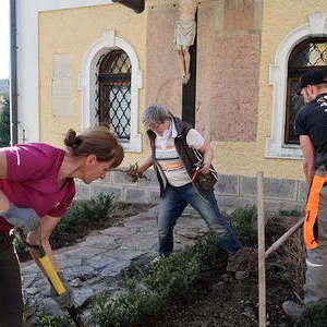 Bepflanzug um die Kirche