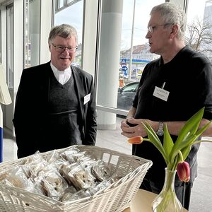 Bischof Manfred Scheuer und Christian Winkler, Geschäftsführer der Bischöfl. Arbeitslosenstiftung
