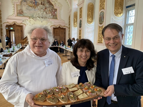 V. l.: P. Johannes Pausch vom Kloster Gut-Aich, Birgit Feldbauer-Durstmüller, Gerhard Drexel von Spar Österreich