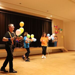 Föhnfarisur trifft Schulterpolster - Das Motto dieses Festes