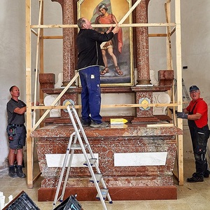 Verhüllen der Altäre