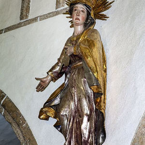 Eine der drei barocken Figuren an der Westempore: Schmerzensmutter