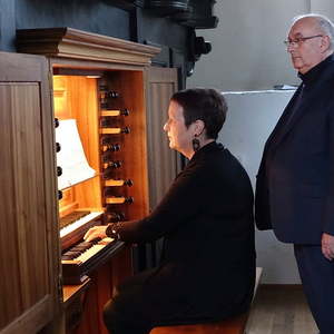 Michaela Aigner an der Metzler-Orgel