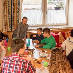 Neue Ministranten in der Pfarre Kirchdorf/KremsAm Christkönigssonntag steht der Gottesdienst in Kirchdorf/Krems ganz im Zeichen der Ministrantinnen und Ministranten. Die beiden Leiter Jakob und Samuel Haijes haben dabei auf kindgerechte Elemente bes