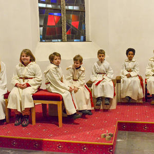 Lebendigkeit der Pfarre Kirchdorf/Krems war am Christkönigs-Sonntag, 23. November 2014 spürbar. Der Gottesdienst stand ganz im Zeichen der Ministranten und Ministrantinnen: Sechs neue wurden aufgenommen. Am Beginn stellten die Mädchen und Buben Fra