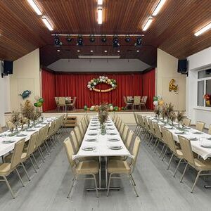 Festlich geschmückter Pfarrsaal