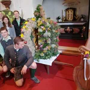 Die Landjugend mit der Erntekrone