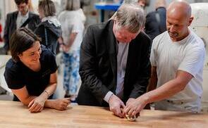 Bischof Manfred Scheuer zu Besuch in der Feinbäckerei Eichler