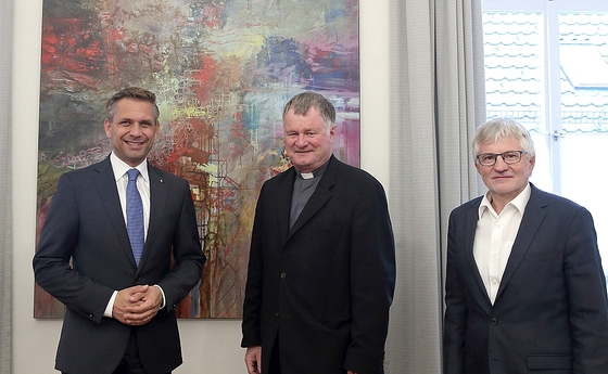 V. l.: Landesrat Wolfgang Hattmannsdorfer, Bischof Manfred Scheuer, Caritas-Direktor Franz Kehrer